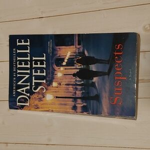 3/$13 Suspects By Danielle Steele Adult Fiction Novel Paperback Book